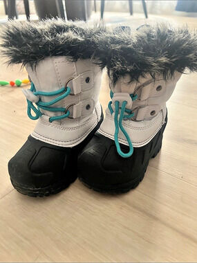 ITASCA Powderbug Snowlite Faux Fur Winter Boots in White & Black